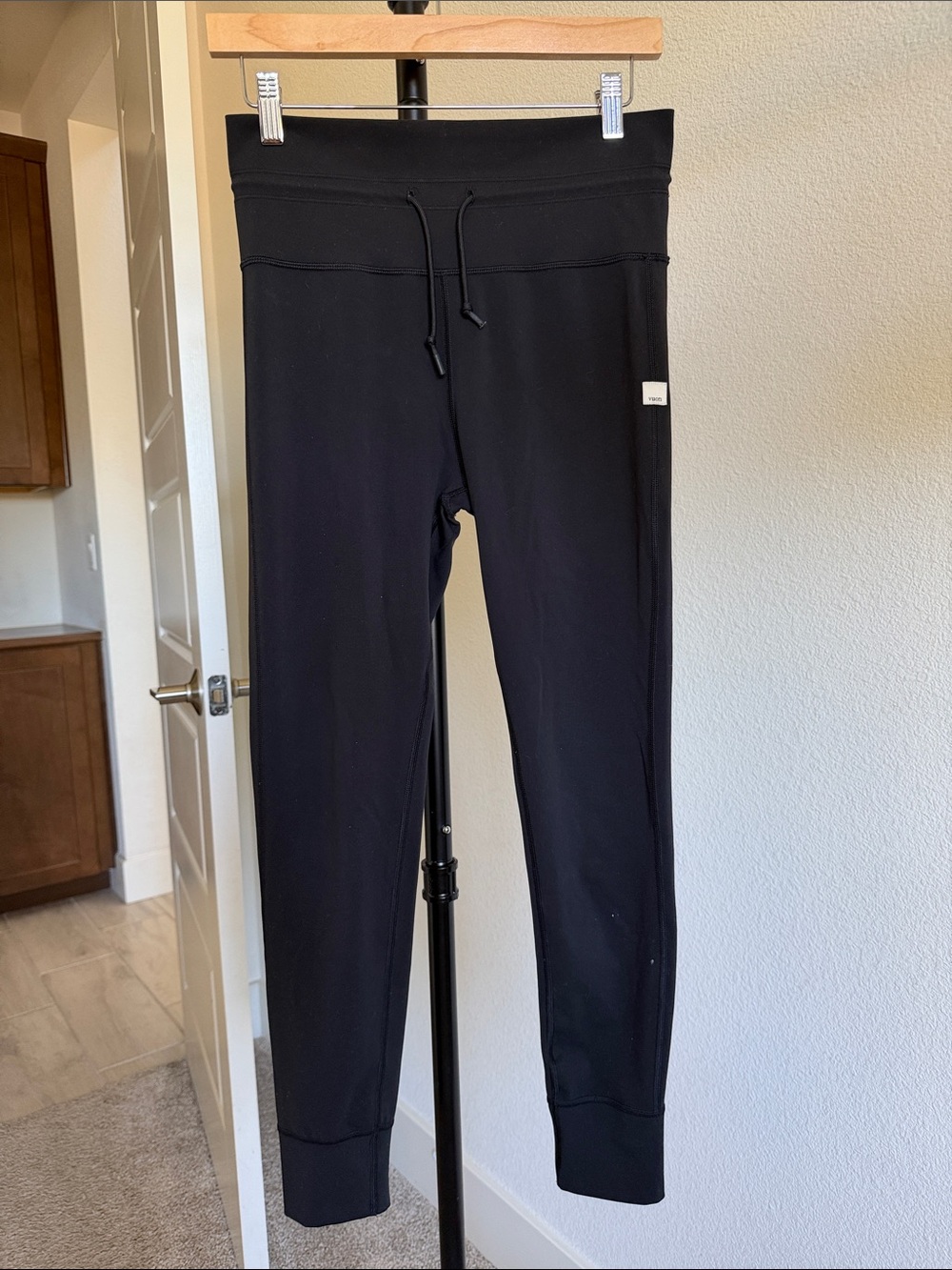 Vuori Black Daily Drawstring Leggings - Size Medium